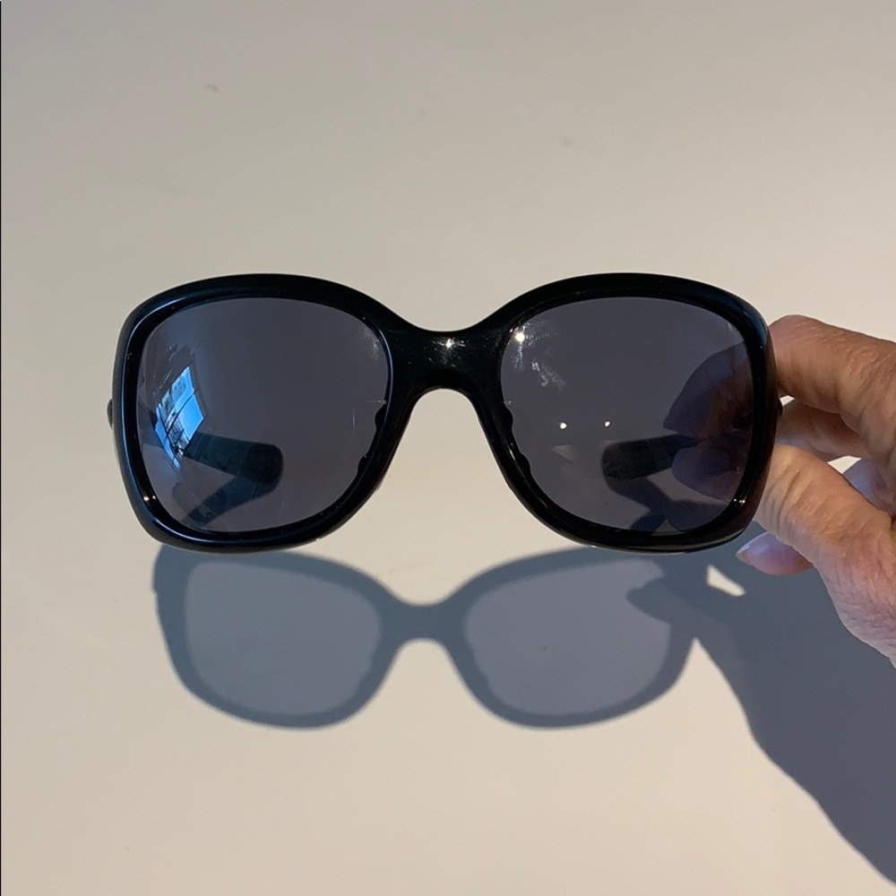 Oakley women’s black sunglasses with case